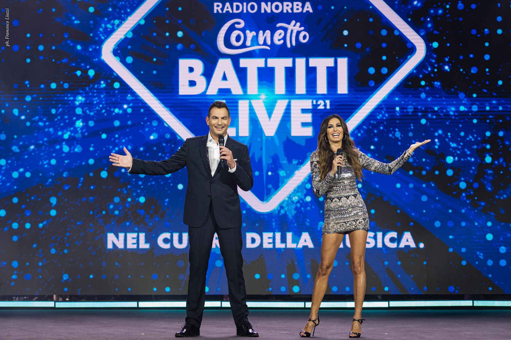 Alan Palmieri e Elisabetta Gregoraci conducono il Radio Norba Battiti Live 2021 [credit: foto di Francesco Liuzzi; courtesy of Mediaset]