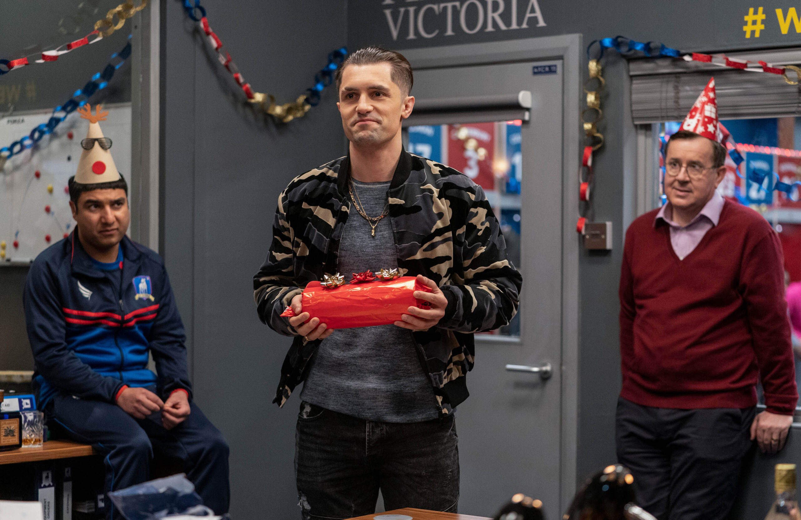 Nick Mohammed, Phil Dunster e Jeremy Swift in Ted Lasso 2x04 [credit: foto di Colin Hutton; courtesy of Apple]