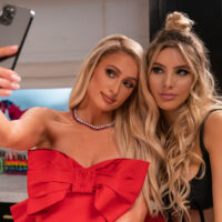 (S-D) Paris Hilton e Lele Pons in ‘In cucina con Paris’ su Netflix