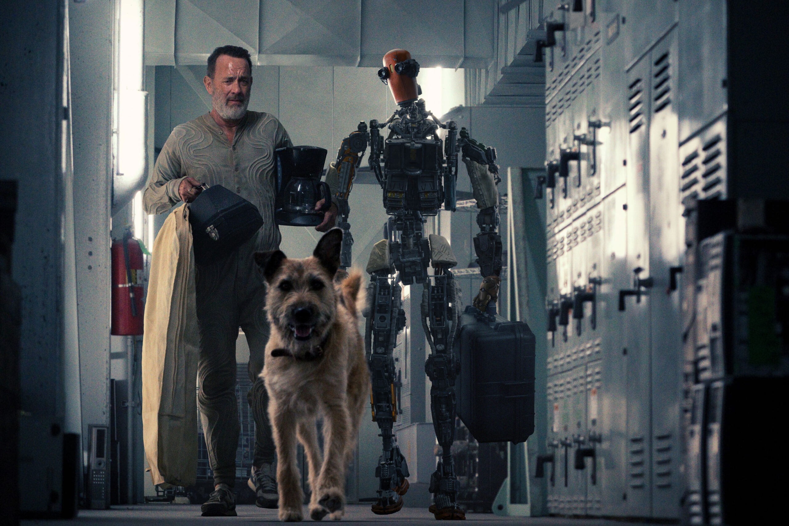 Tom Hanks e Caleb Landry Jones (come Jeff il robot) in 'Finch' [credit: Karen Kuehn/Apple]