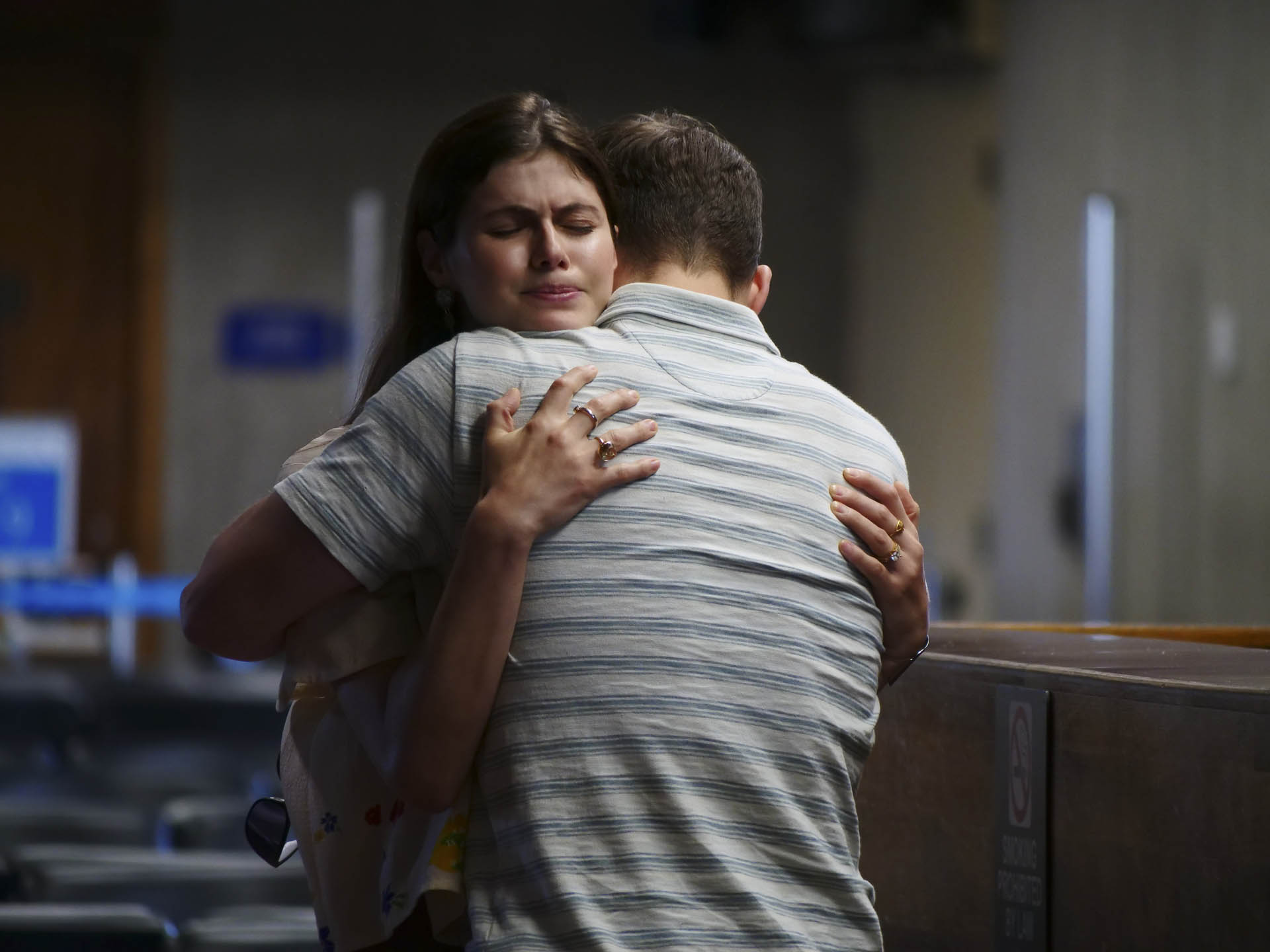 Connie Britton, Steve Zahn, Murray Bartlett in The White Lotus 1x06 [credit: Mario Perez/HBO]