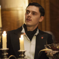 Evan Peters come Mr. March in American Horror Story 5×04