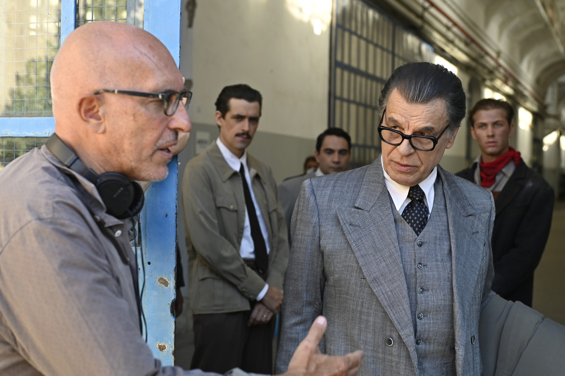 Michele Placido e Francesco Miccichè sul set della docu-fiction Rai 'Arnoldo Mondadori' [credit: courtesy of Rai Fiction]