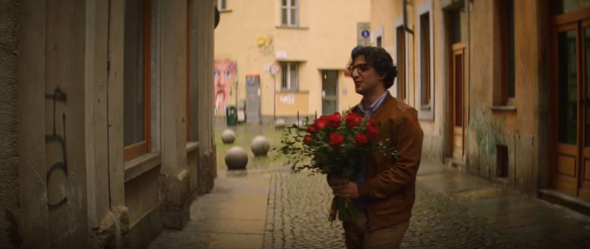 Rose rosse: Clip dal film Ancora più Bello di Claudio Norza