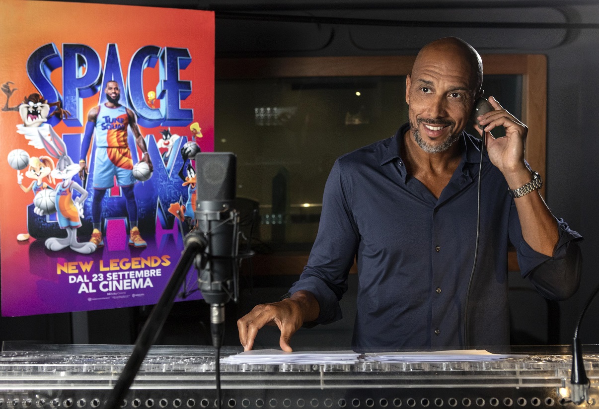 Carlton Myers in sala doppiaggio per Space Jam: New Legends [credit: courtesy of Warner Bros. Entertainment Italia]