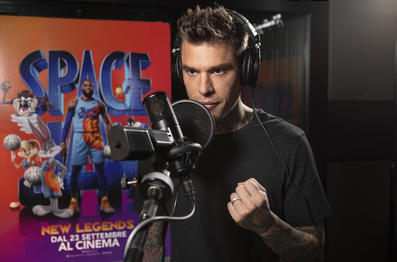 Fedez in sala doppiaggio per Space Jam: New Legends [credit: courtesy of Warner Bros. Entertainment Italia]