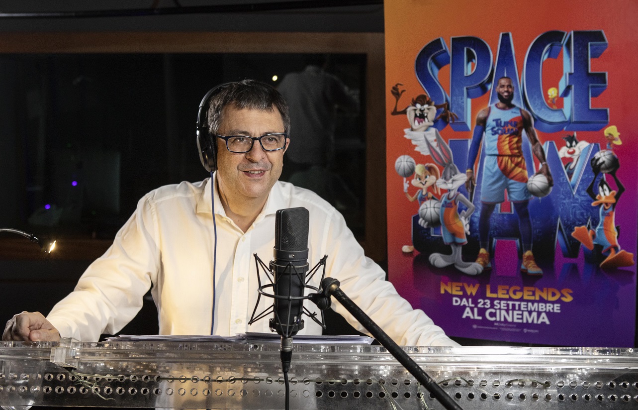 Flavio Tranquillo in sala doppiaggio per Space Jam: New Legends [credit: courtesy of Warner Bros. Entertainment Italia]
