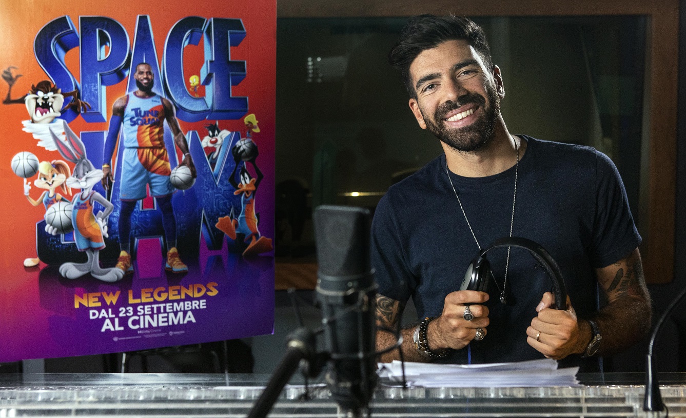 Gianluca Gazzoli in sala doppiaggio per Space Jam: New Legends [credit: courtesy of Warner Bros. Entertainment Italia]