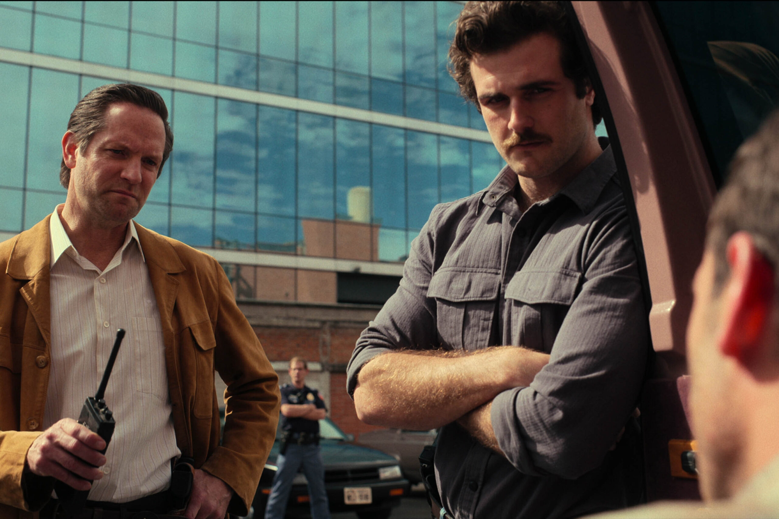 Matt Letscher come Jamie Kuykendall, Beau Mirchoff come Steve Whipple in Narcos Mexico 3x01 [credit: courtesy of Netflix Copyright 2021]