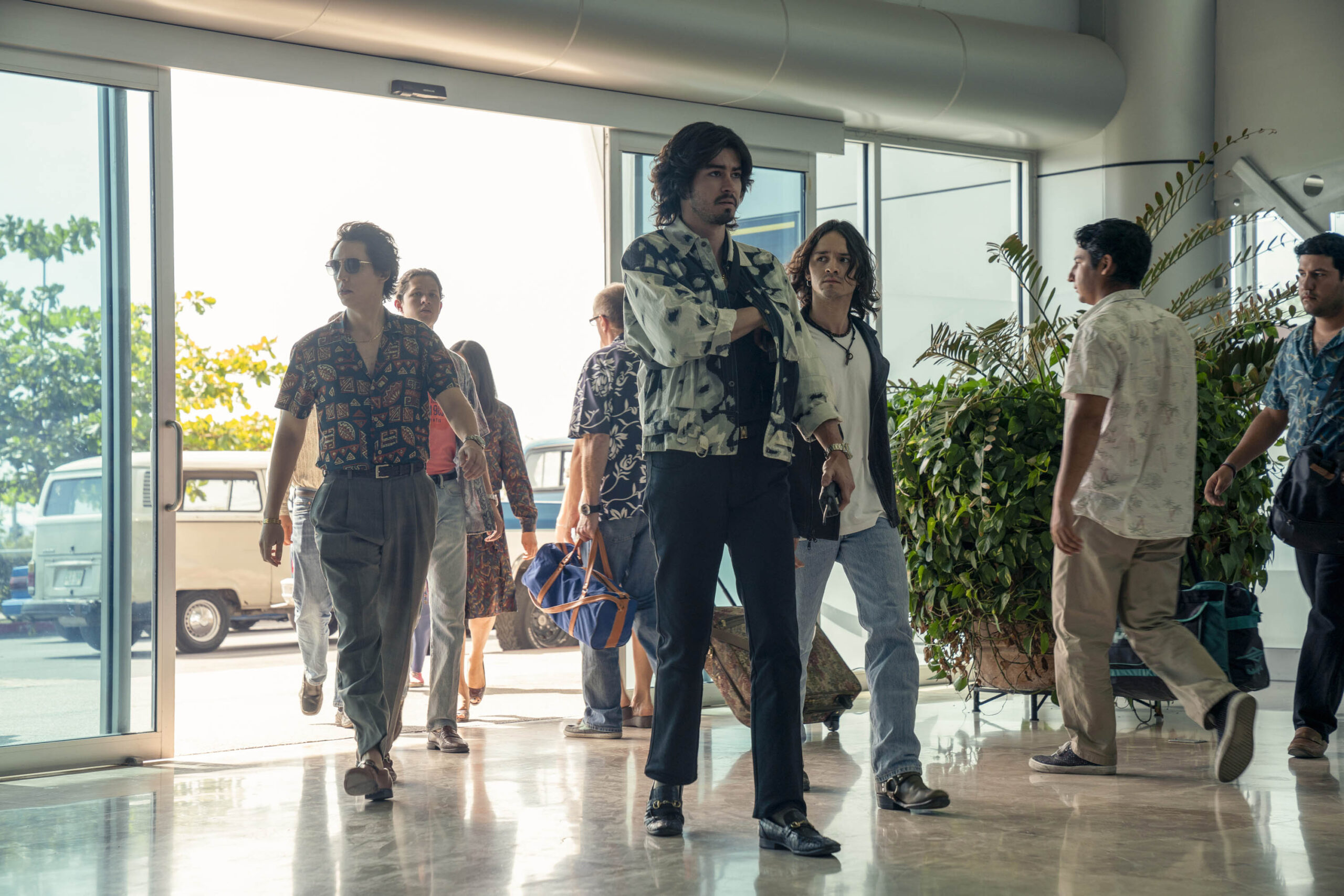 (S-D) Sebastian Silveti come Romeo, Manuel Masalva come Ramon Arellano Felix, Iván Aragón come Alfredo Hodoyan in Narcos Mexico 3x04 [credit: Nicole Franco/Netflix; courtesy of Netflix Copyright 2021]