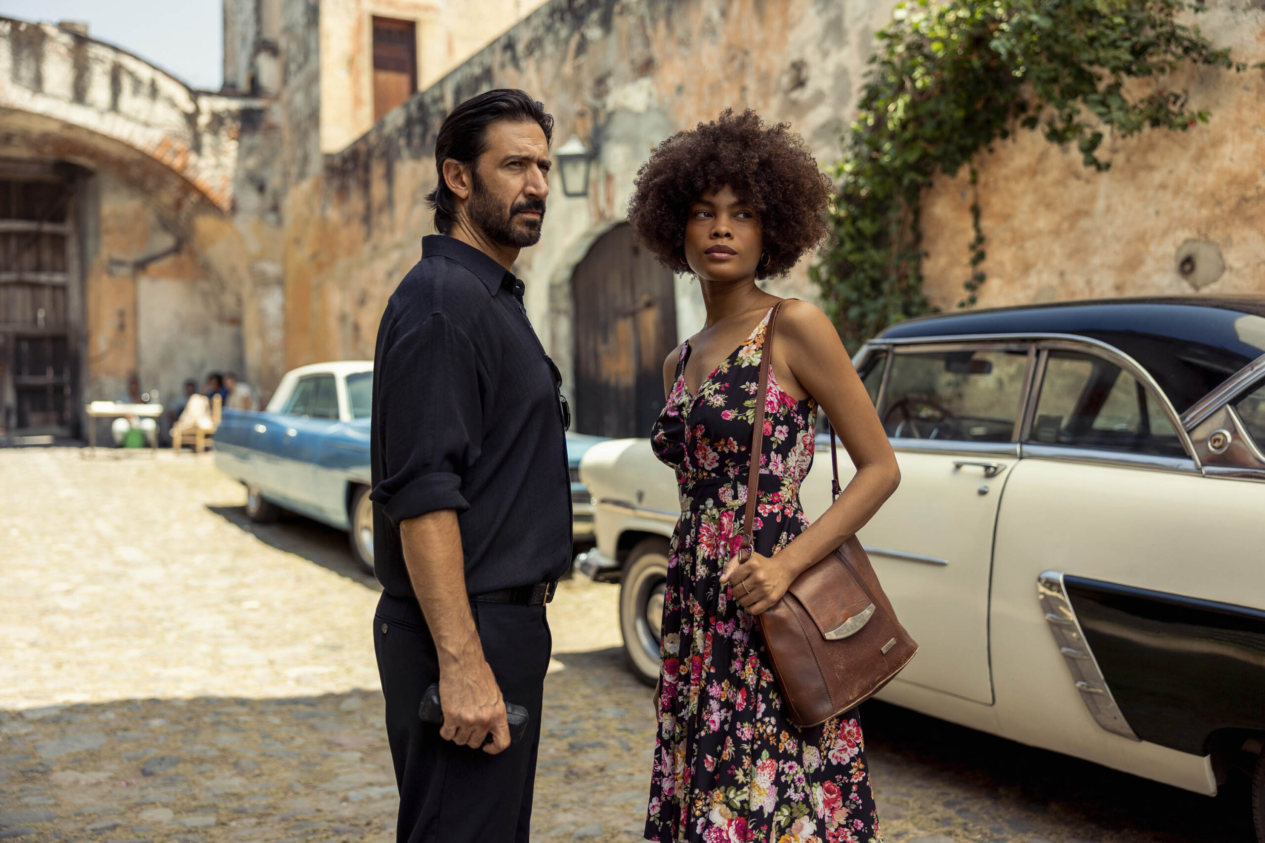 (S-D) José María Yazpik come Amado Carillo Fuentes, Yessica Borroto Perryman come Marta in Narcos Mexico 3x06 [credit: Juan Rosas/Netflix; courtesy of Netflix Copyright 2021]