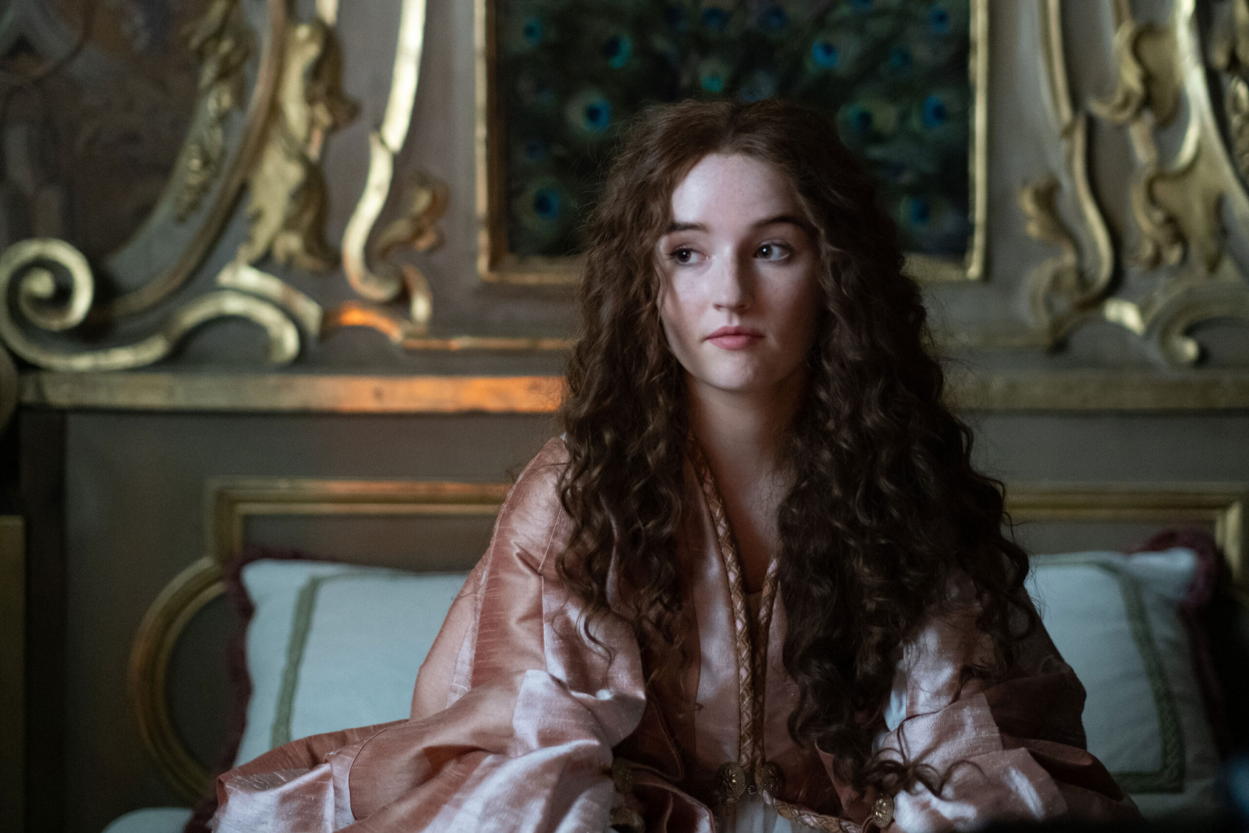 Kaitlyn Dever in Rosaline - Prima foto ufficiale rilasciata nel Disney+ Day 2021 [credit: courtesy of Disney Italia]