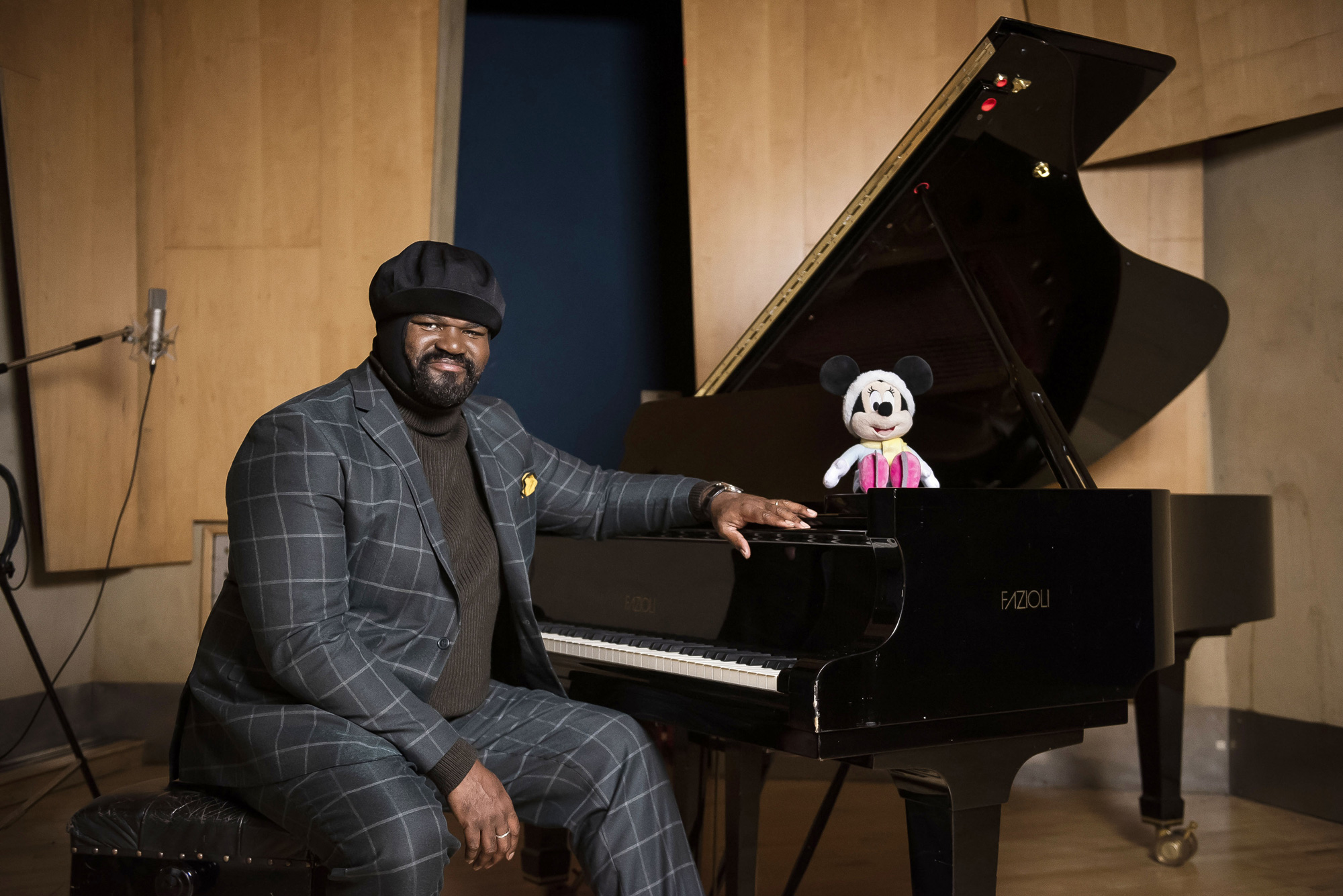 Gregory Porter interpreta una versione della colonna sonora originale Love Runs Deeper [credit: Will Ireland/PinPep; courtesy of Disney Italia]