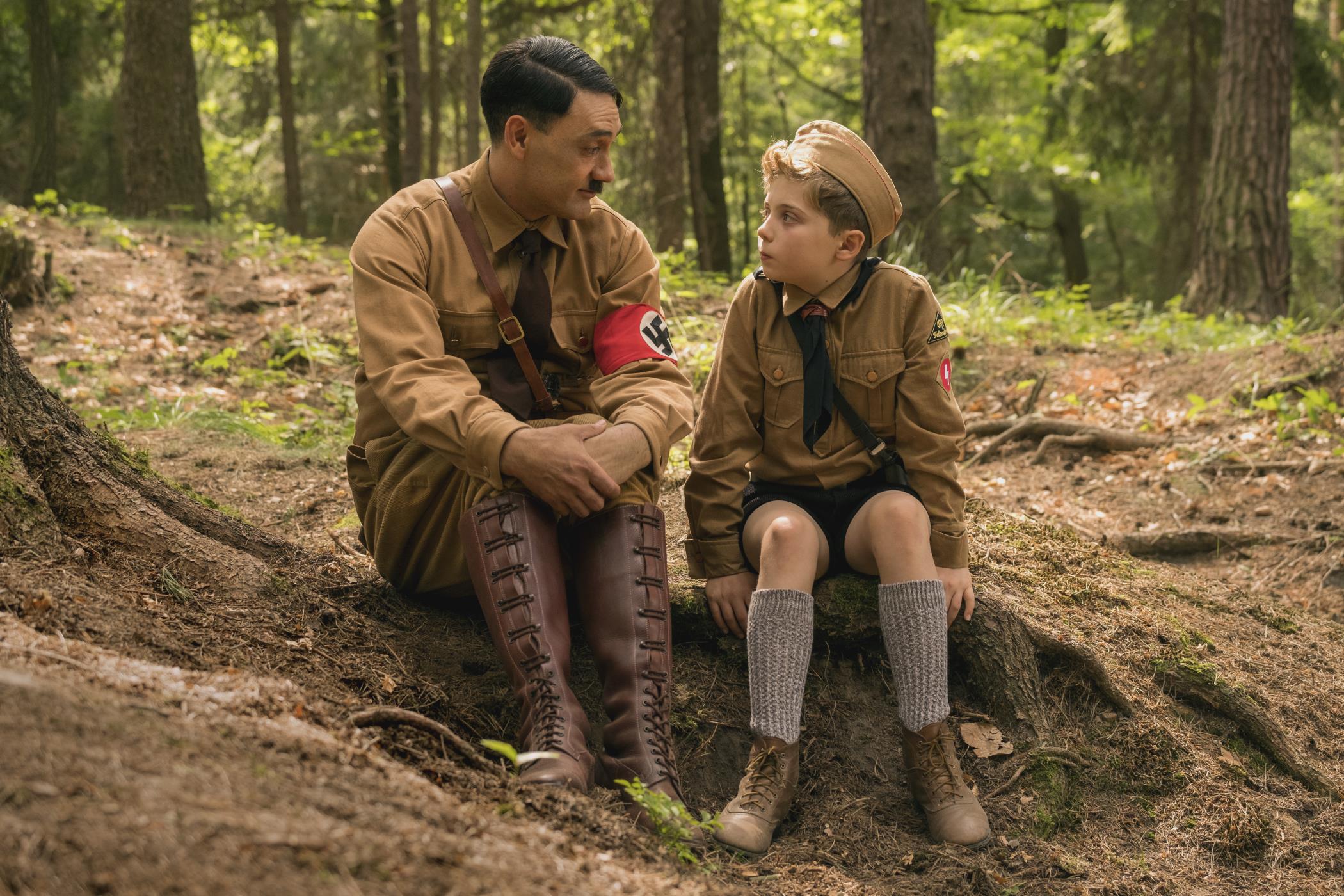 Taika Waititi e Roman Griffin Davis nel film Jojo Rabbit. [credit: foto di Kimberley French; courtesy of Office The Walt Disney Company (Disney Italia); Copyright 2019 Twentieth Century Fox Film Corporation All Rights Reserved]