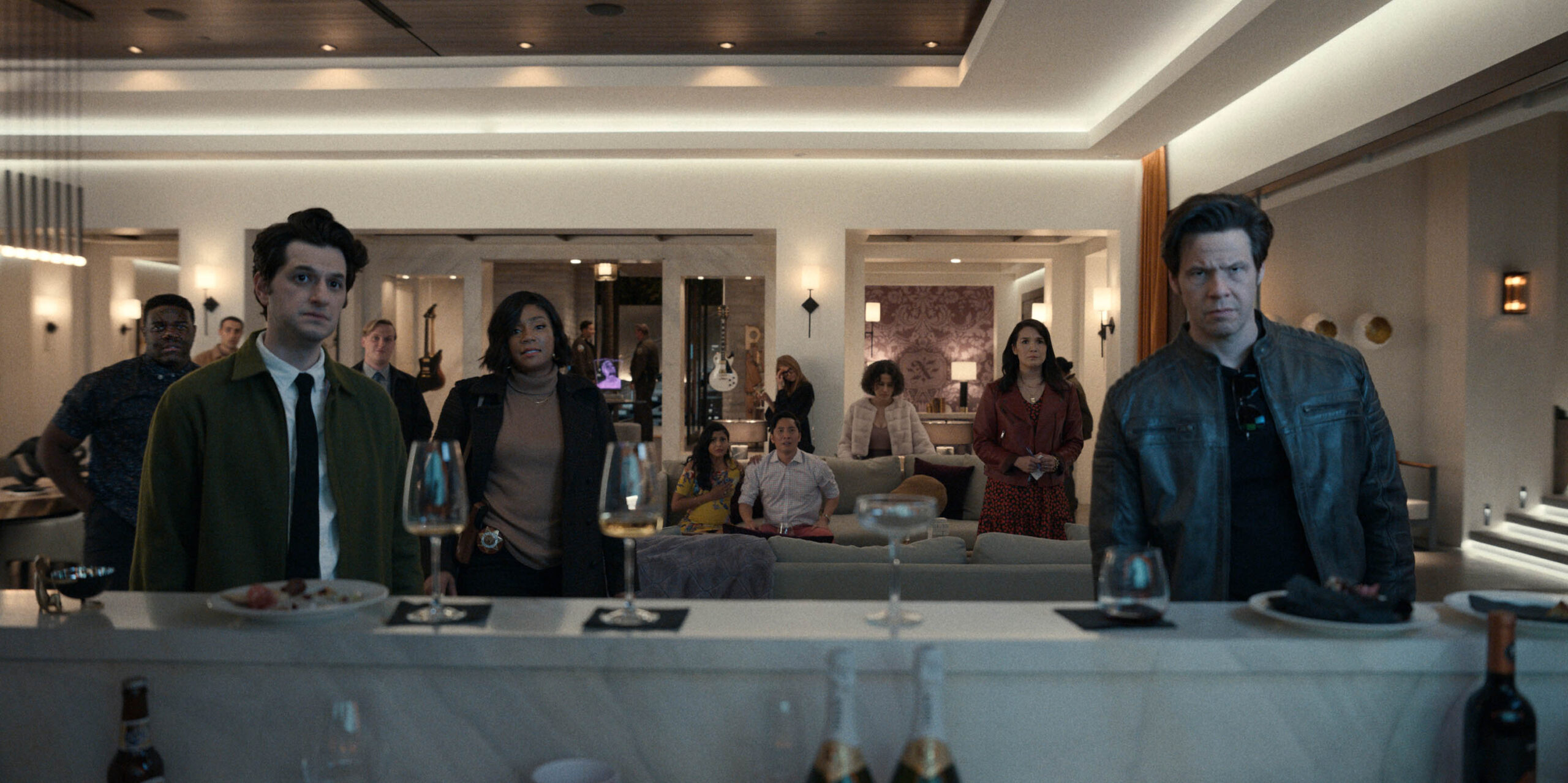 Sam Richardson, Jamie Demetriou, Ben Schwartz, John Early, Tiffany Haddish, Tiya Sircar, Kelvin Yu, Genevieve Angelson, Illana Glazer, Zoë Chao e Ike Barinholtz in 'The Afterparty' [credit: courtesy of Apple]
