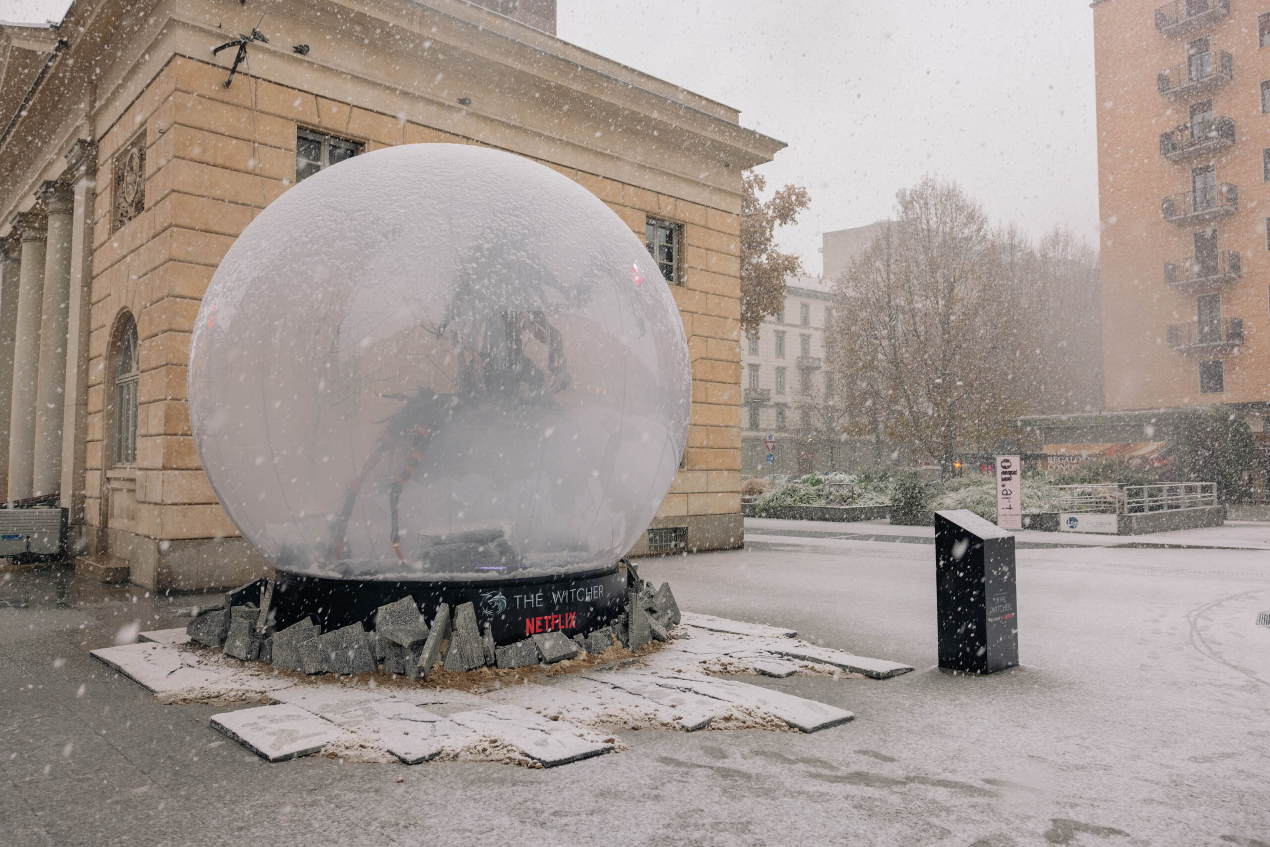 The Witcher, replica del mostruoso Miriapode a Milano [credit: courtesy of Netflix]