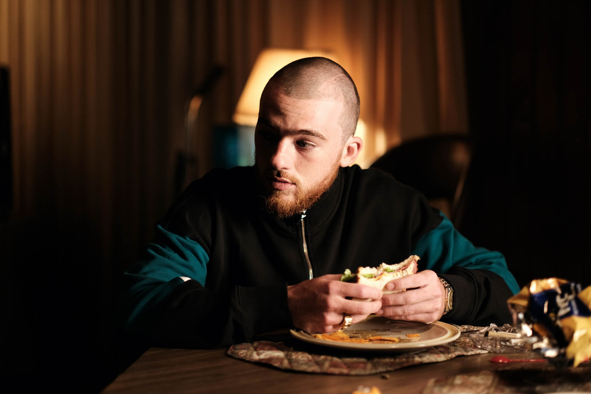 Angus Cloud in Euphoria 2x02 [tag: Angus Cloud] [credit: foto di Eddy Chen/HBO; courtesy of Warner Media]