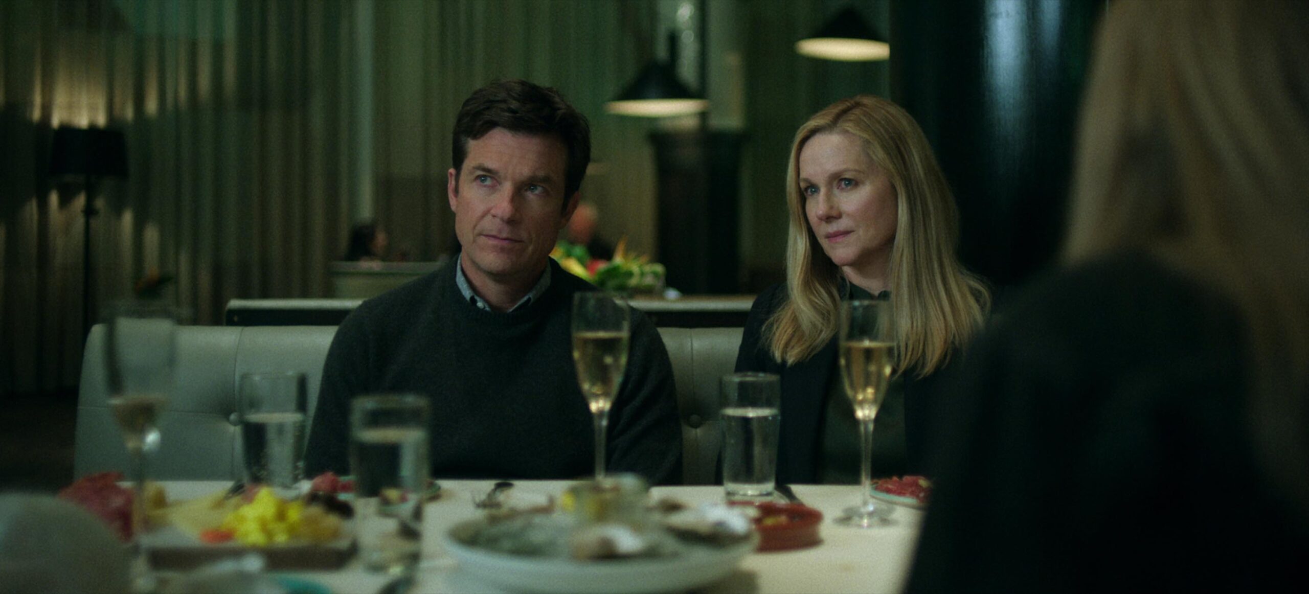 (S-D) Jason Bateman come Martin 'Marty' Byrde, Laura Linney come Wendy Byrde in Ozark 4x03 [credit: courtesy of Netflix]