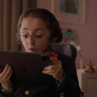 Sammi Haney come Esperanza in Dion 2×01