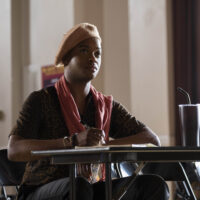 J. Harrison Ghee come Kwame in Dion 2×03
