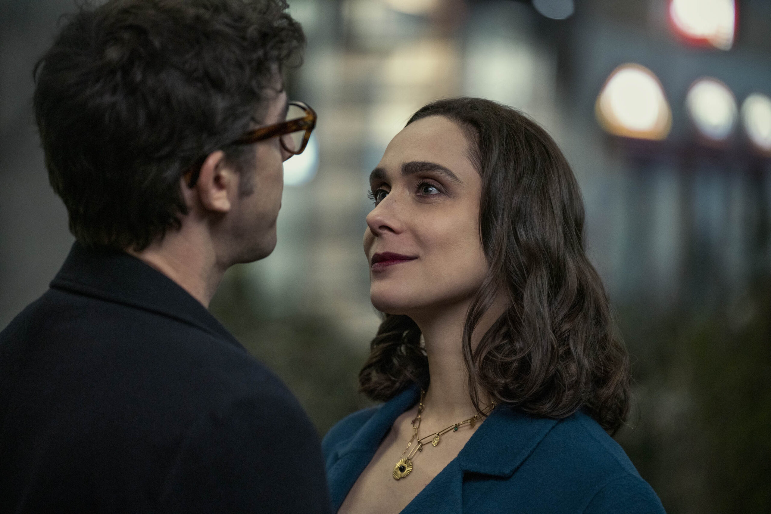 Michele Riondino come Carlo e Lucrezia Guidone come Margherita in Fedeltà 1x01 [credit: Sara Petraglia/Netflix]