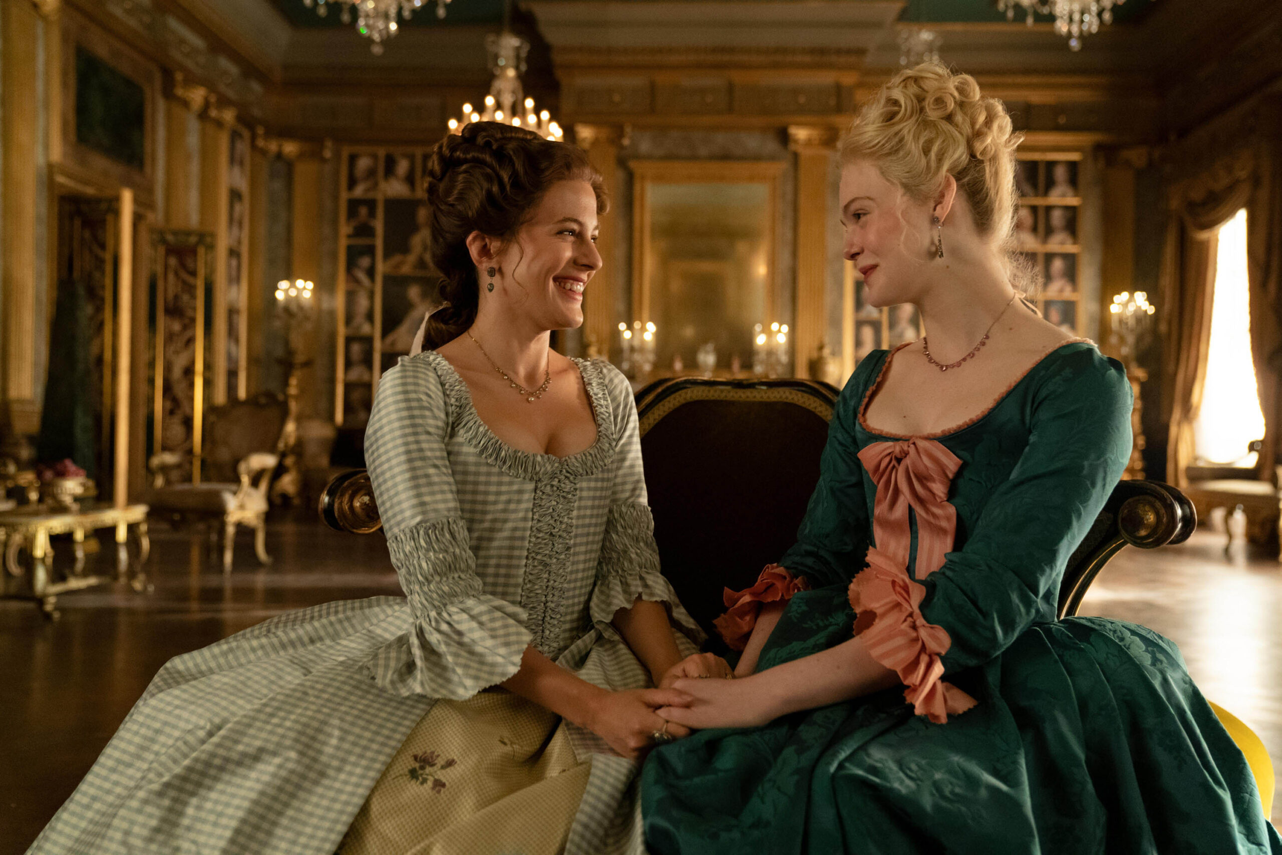 Marial (Phoebe Fox) e Catherine (Elle Fanning) in The Great 2x09 [credit: Gareth Gatrell/Hulu; Copyright 2021 Hulu; courtesy of STARZPLAY]