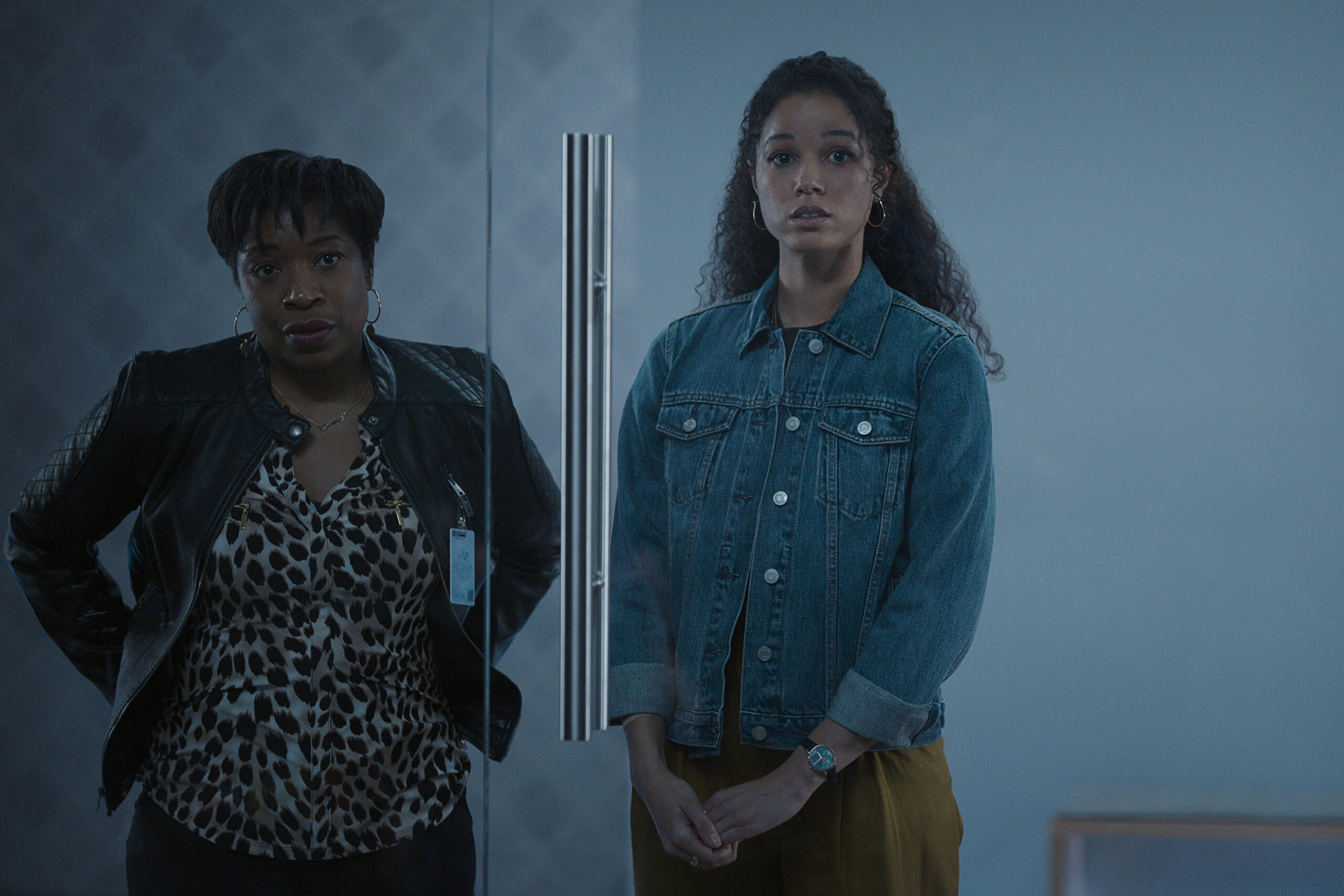 Tracey Bonner come Simone Carr, Alisha Wainwright come Nicole Warren in Dion 2x04 [credit: Copyright 2021 Netflix; courtesy of Netflix]