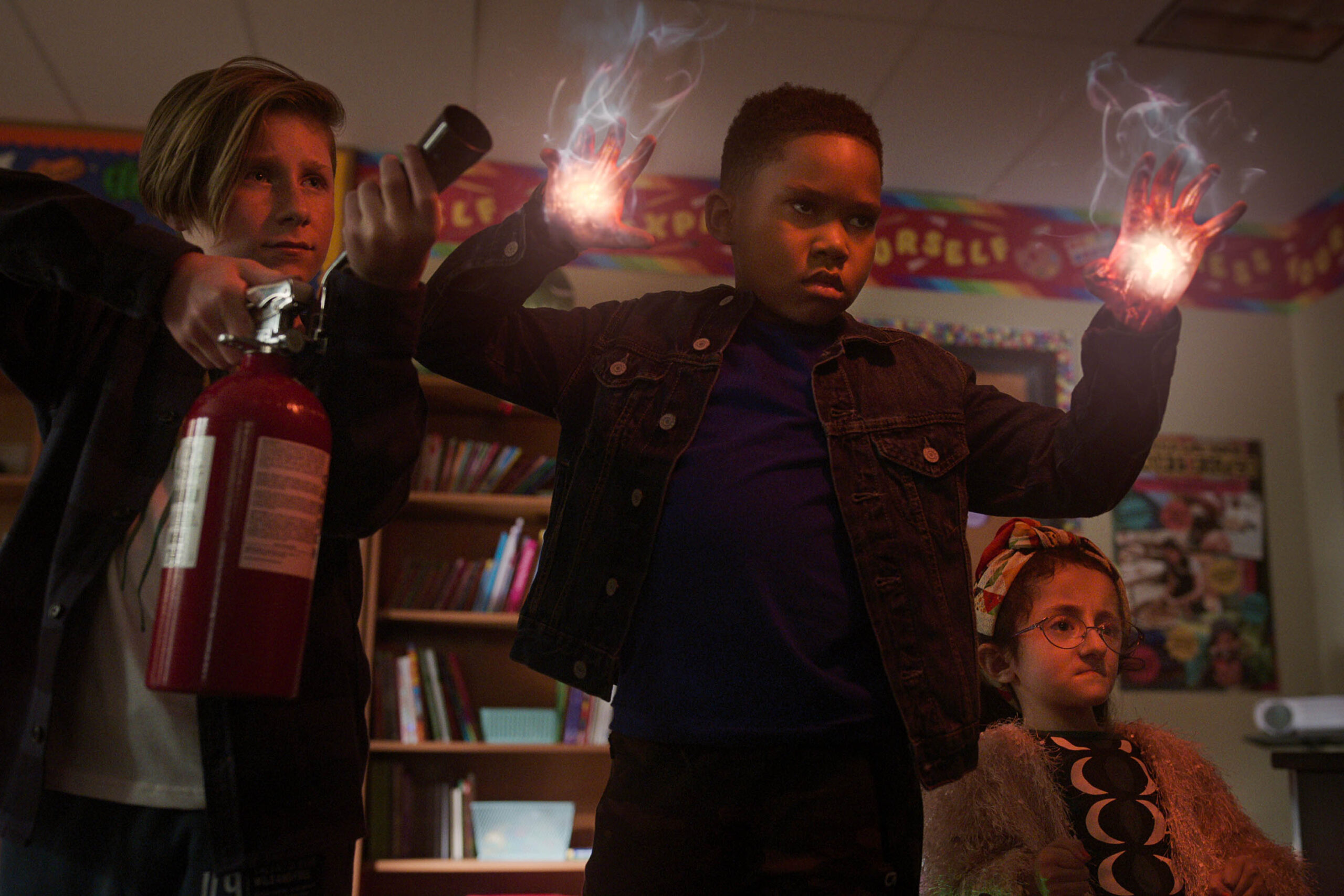 Gavin Munn come Jonathan King, Ja'Siah Young come Dion Warren, Sammi Haney come Esperanza in Dion 2x06 [credit: Copyright 2021 Netflix; courtesy of Netflix]