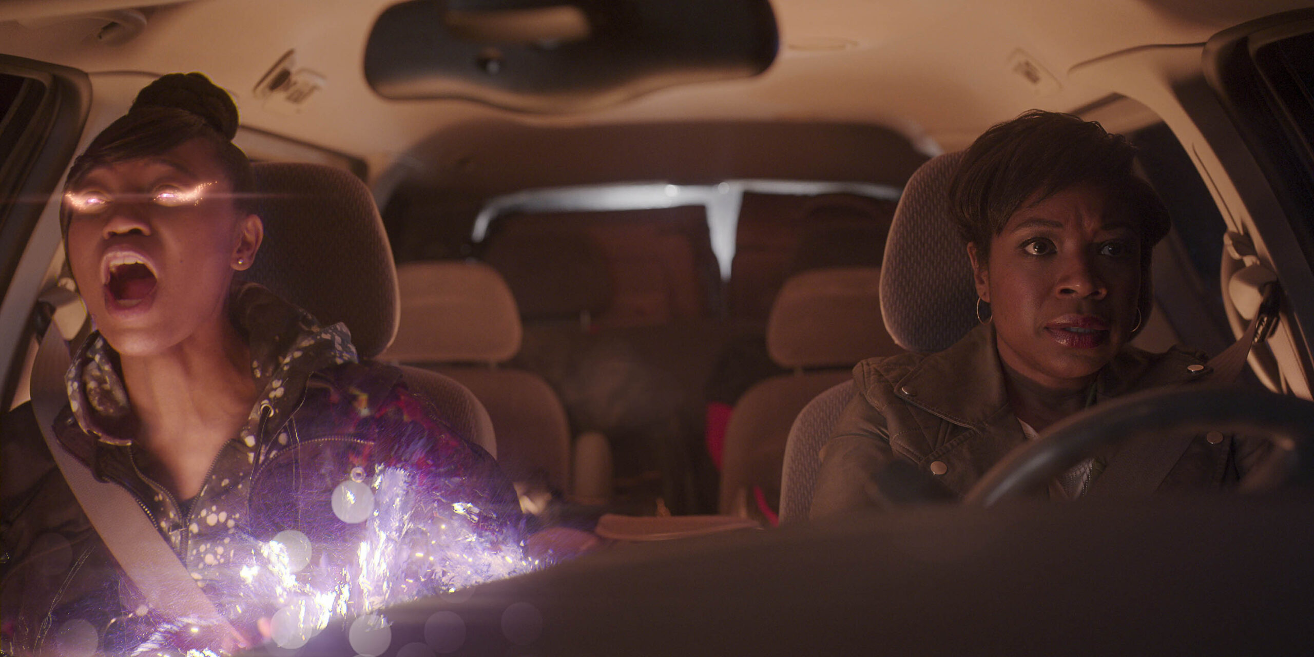 Aubriana Davis come Janelle Carr, Tracey Bonner come Simone Carr in Dion 2x07 [credit: Copyright 2021 Netflix; courtesy of Netflix]