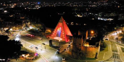 Assassinio sul Nilo illumina la Piramide Cestia a Roma