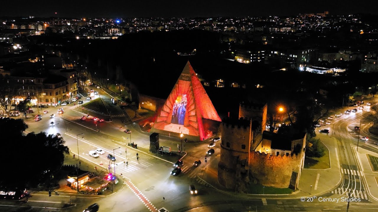 Assassinio sul Nilo illumina la Piramide Cestia a Roma