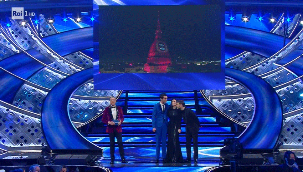 Amadeus con Laura Pausini, Alessandro Cattelan e Mika lanciano dal palco di Sanremo il countdown dei 100 giorni dall'Eurovision Song Contest 2022