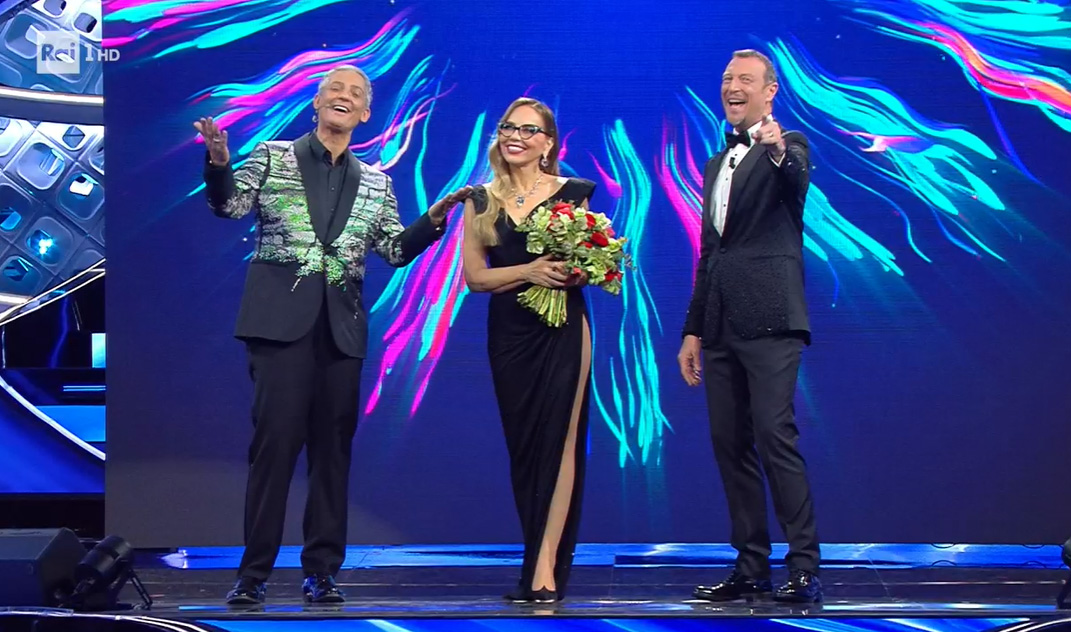 Fiorello,  Ornella Muti e Amadeus al termine della prima serata di Sanremo 2022