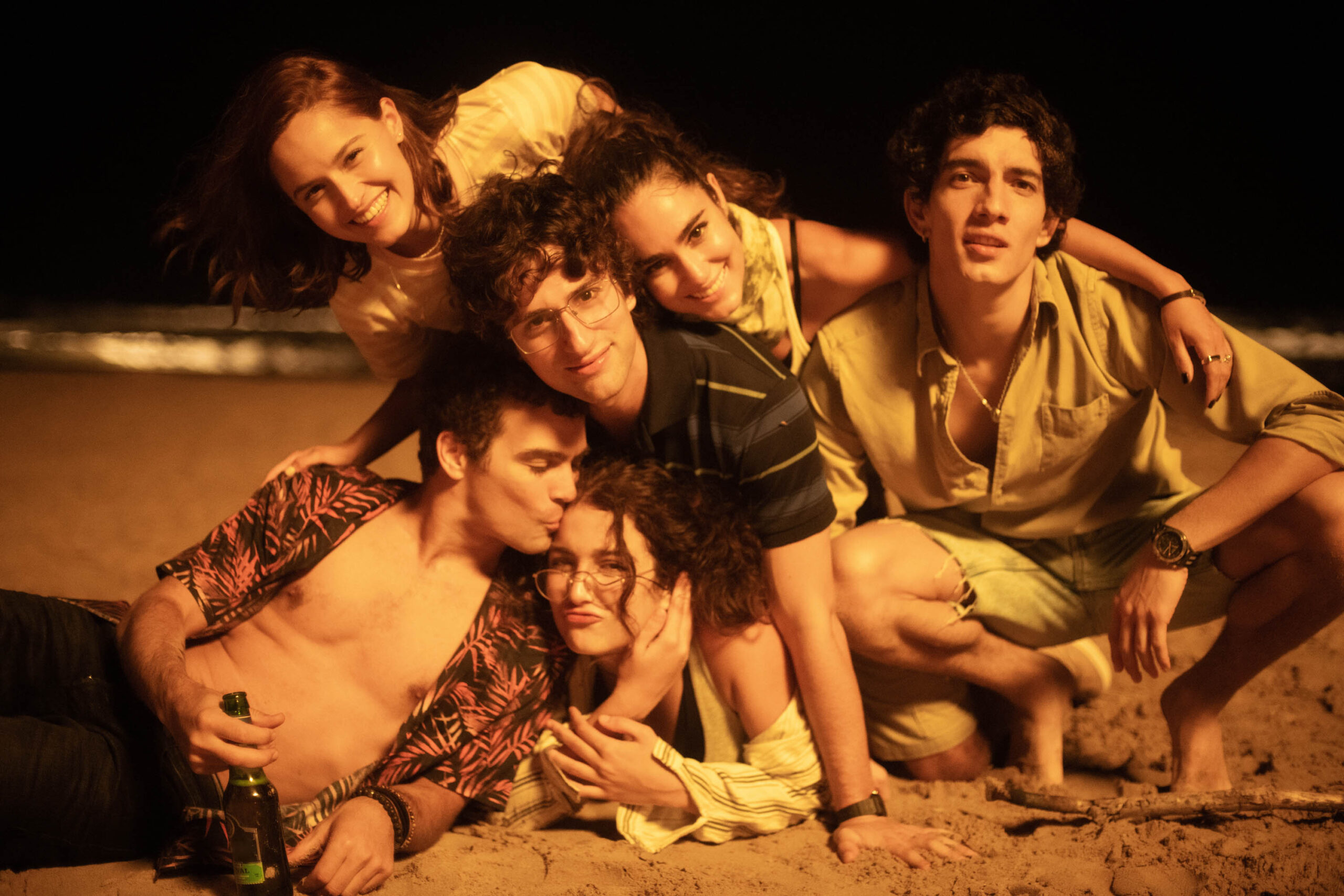 Alicia Jaziz, Jack Duarte, Miranda de la Serna, Dario Yazbek Bernal, Alicia Sanz e Jorge López in 'Now and Then' 1x01 [credit: Manuel Fernandez-Valdes; courtesy of Apple]