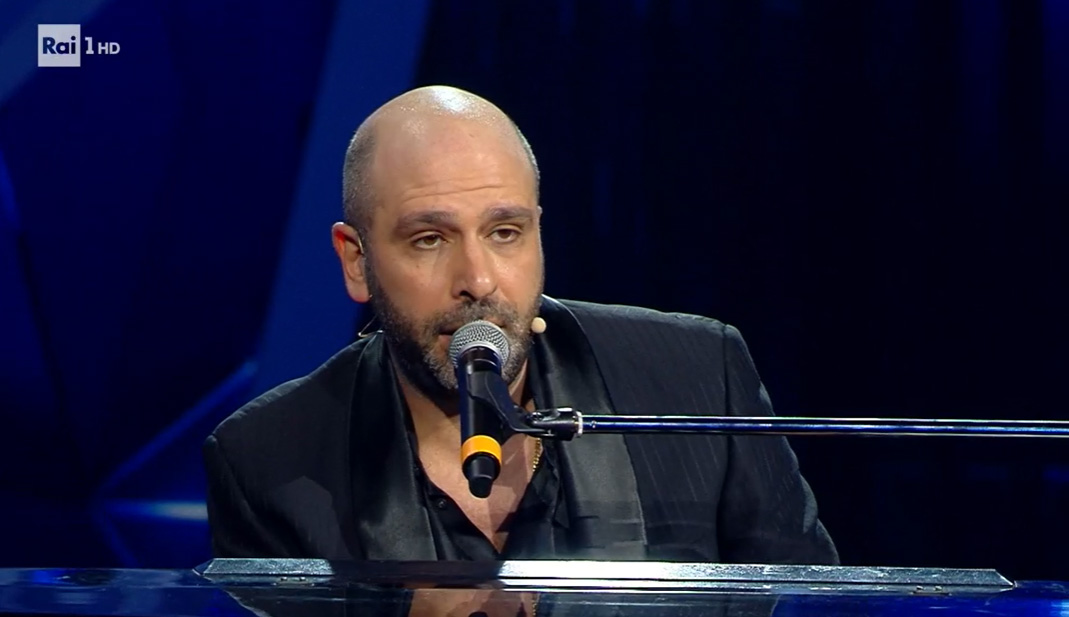 Checco Zalone mentre canta 'Angela' nella seconda serata di Sanremo 2022