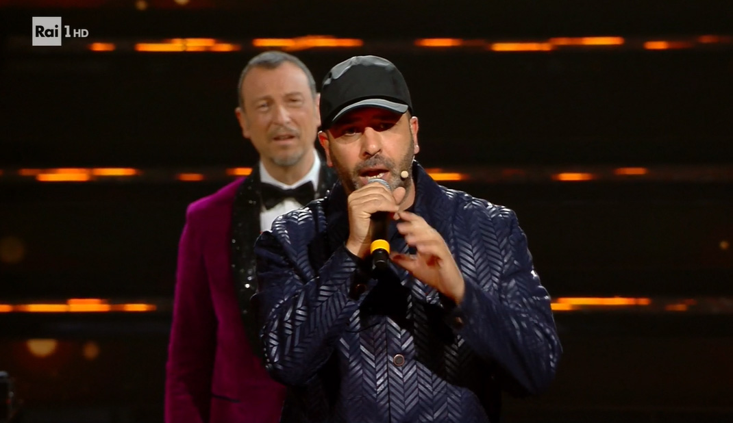 Checco Zalone nei panni del rapper Ragadi nella seconda serata di Sanremo 2022