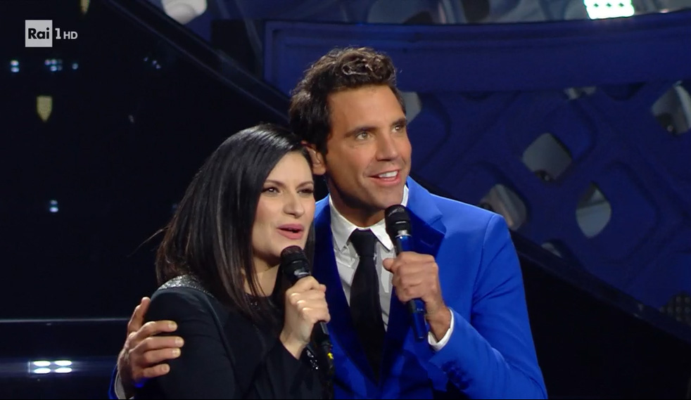 Laura Pausini con Mika sul palco della seconda serata di Sanremo 2022