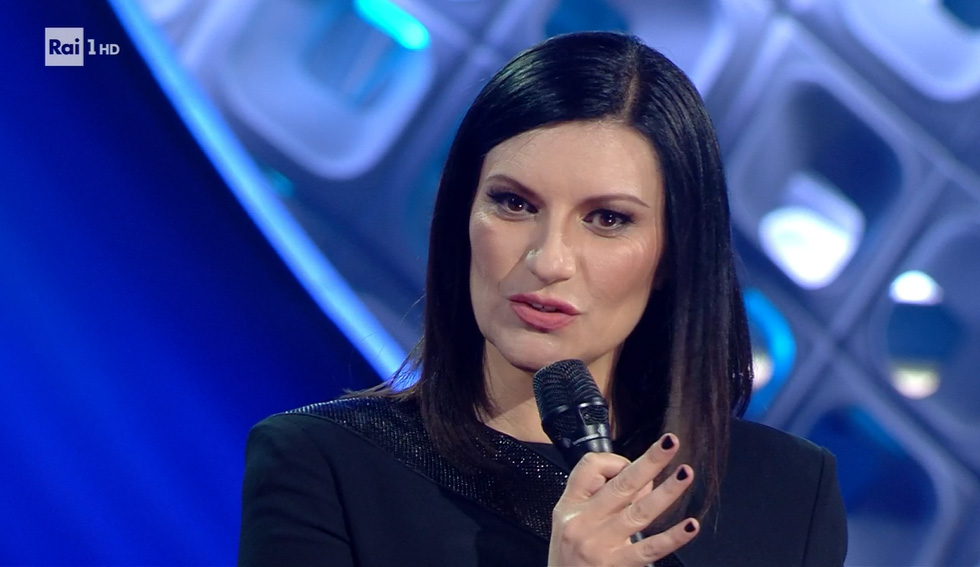 Laura Pausini sul palco della seconda serata di Sanremo 2022