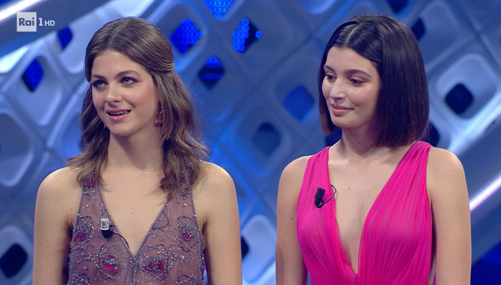 Margherita Mazzucco e Gaia Girace presentano L'Amica Geniale S3 nella seconda serata di Sanremo 2022