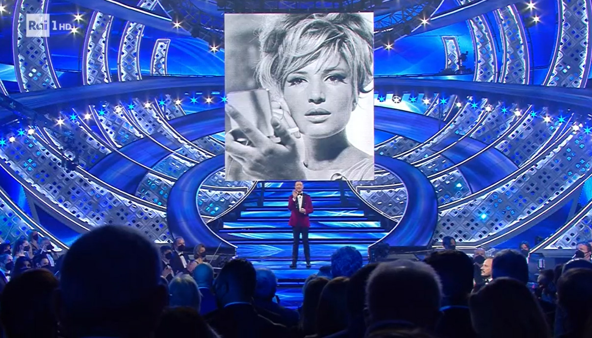 Amadeus apre la seconda serata di Sanremo 2022 rendendo omaggio a Monica Vitti