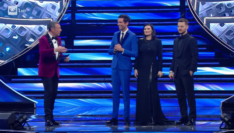 Amadeus sul palco di Sanremo 2022 annuncia Laura Pausini, Alessandro Cattelan e Mika come conduttori dell'Eurovision Song Contest 2022