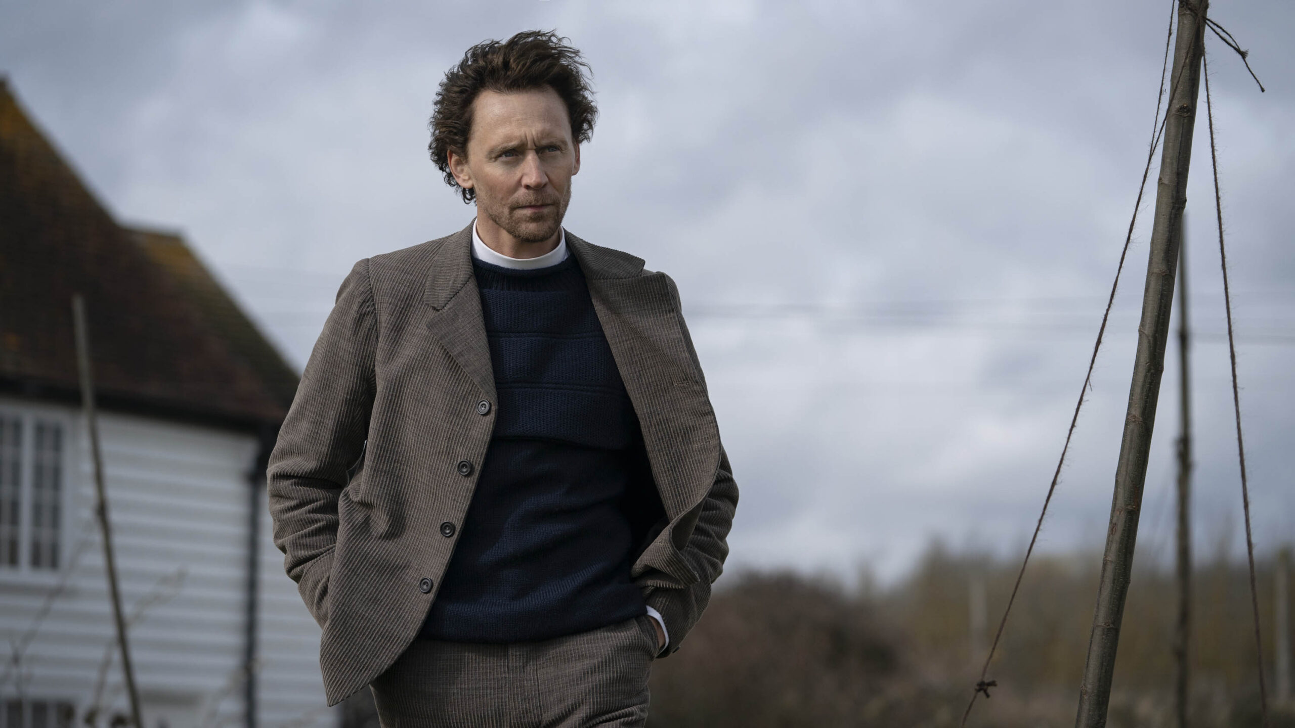 Tom Hiddleston in The Essex Serpent 1x01 [credit: Dean Rogers; courtesy of Apple]