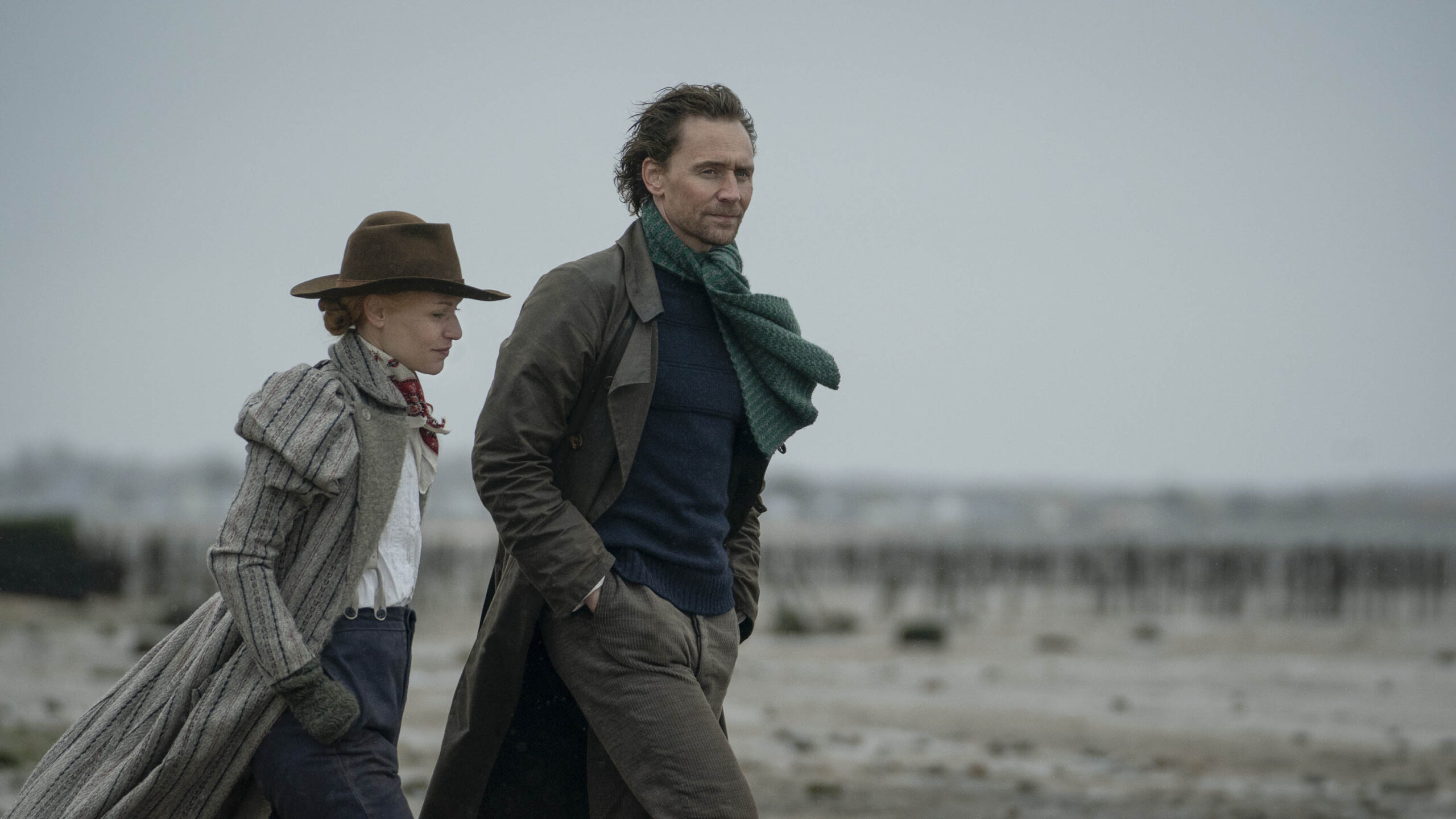 Claire Danes e Tom Hiddleston in The Essex Serpent 1x02 [credit: Dean Rogers; courtesy of Apple]