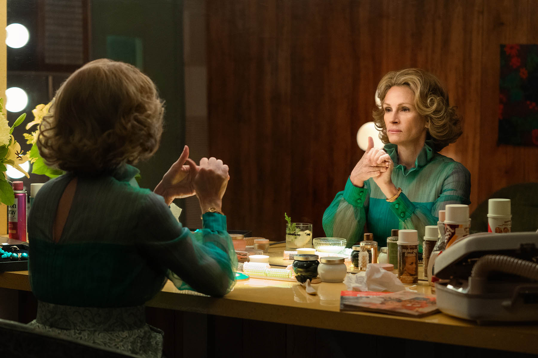 Julia Roberts come Martha Mitchell in GASLIT 1x01 [credit: Hilary Bronwyn Gayle; Copyright 2021 STARZ Entertainment; courtesy of STARZPLAY]