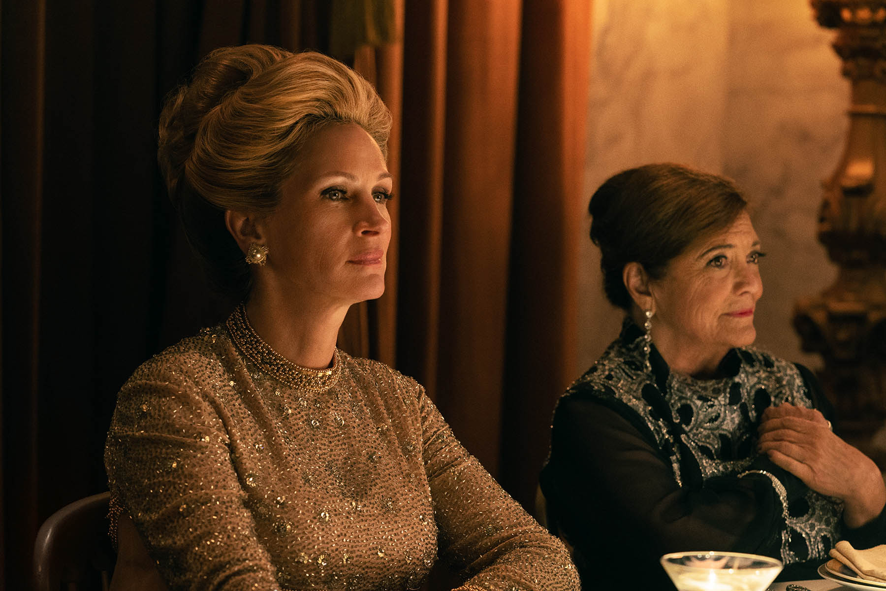 Julia Roberts come Martha Mitchell e Carole Addesso come Extra in GASLIT 1x01 [credit: Hilary Bronwyn Gayle; Copyright 2021 STARZ Entertainment; courtesy of STARZPLAY]