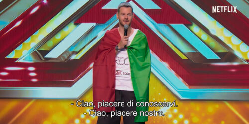 Alessandro Cattelan sul palco di X Factor Ungheria alla ricerca della felicità per il suo show su Netflix