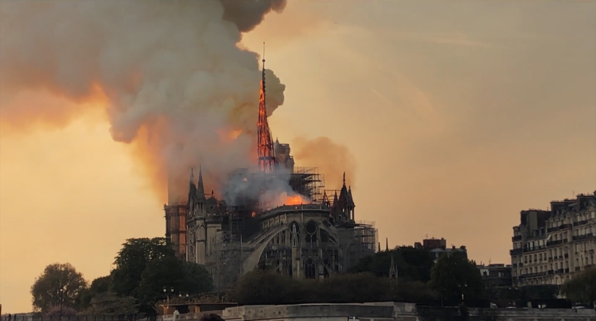 Clip 1 dal film Notre-Dame in fiamme di Jean-Jaques Annaud