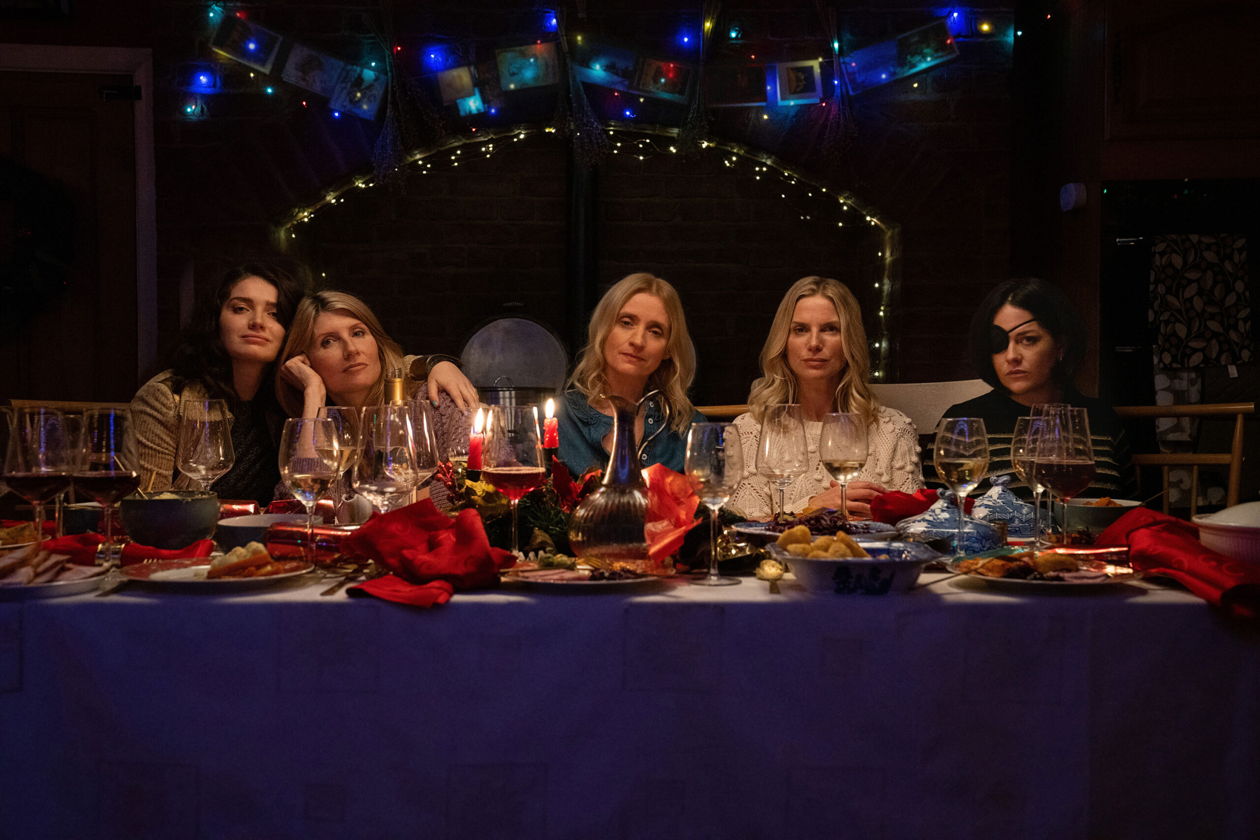 Eve Hewson, Sharon Horgan, Anne-Marie Duff, Eva Birthistle e Sarah Greene in Bad Sisters 1x01 [credit: Natalie Seery; courtesy of Apple]