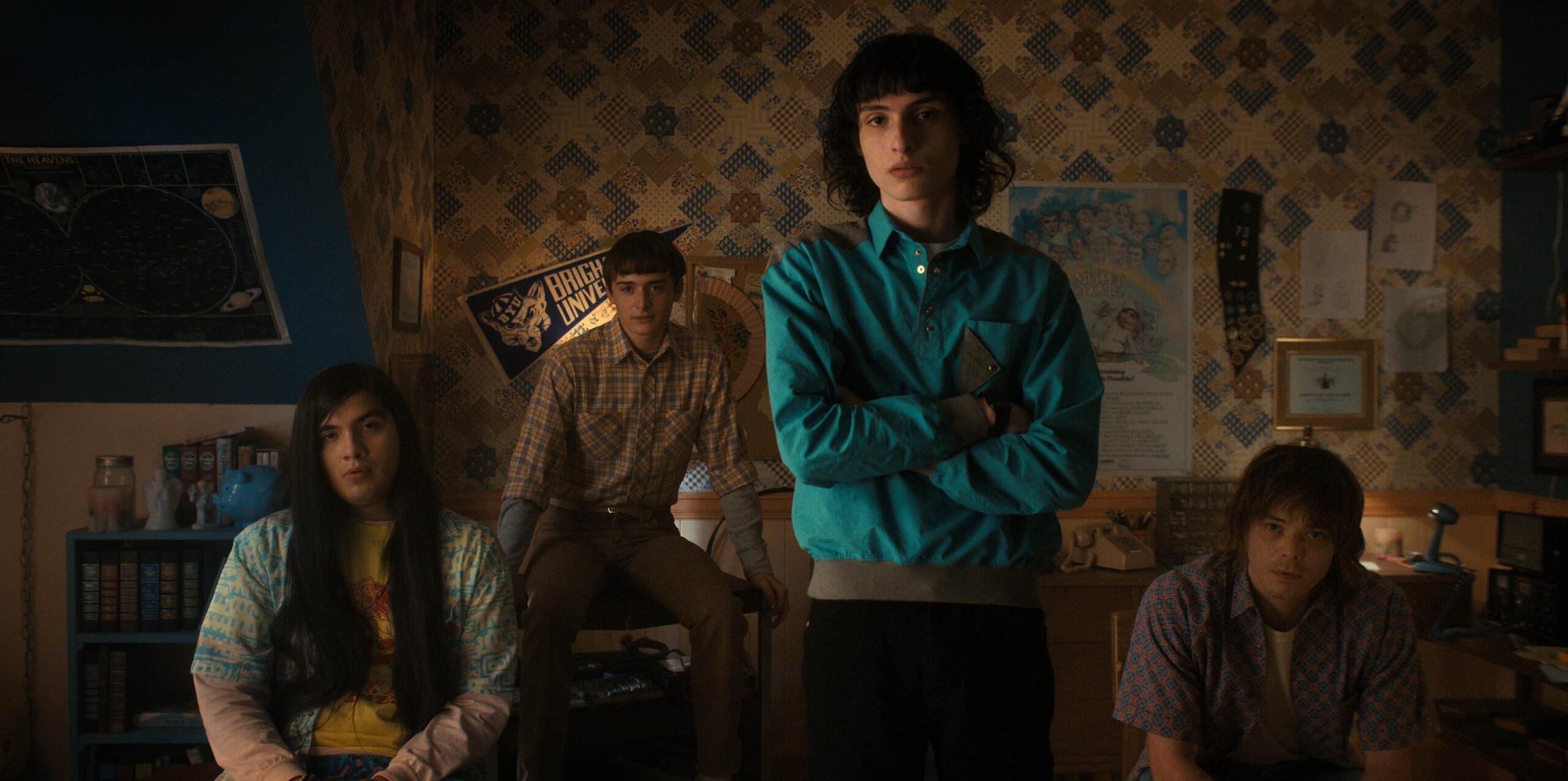 (S-D) Eduardo Franco come Argyle, Noah Schnapp come Will Byers, Finn Wolfhard come Mike Wheeler e Charlie Heaton come Jonathan Byers in Stranger Things (stagione 4) [credit: Copyright 2022 Netflix, Inc; courtesy of Netflix]