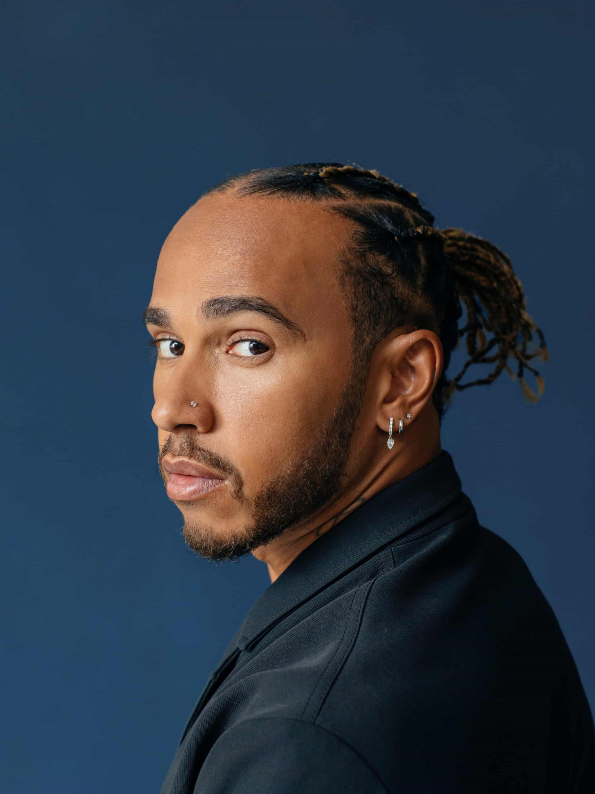 Lewis Hamilton nella prima foto ufficiale del documentario di Apple TV+ [credit: foto di Ike Edeani; courtesy of Apple]